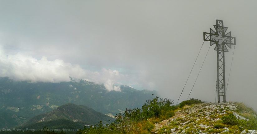 Gipfelkreuz auf dem Krainer Steig in Kärnten