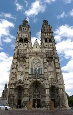 Fassade der Vorderansicht der Kathedrale Saint Gatien in Tours.