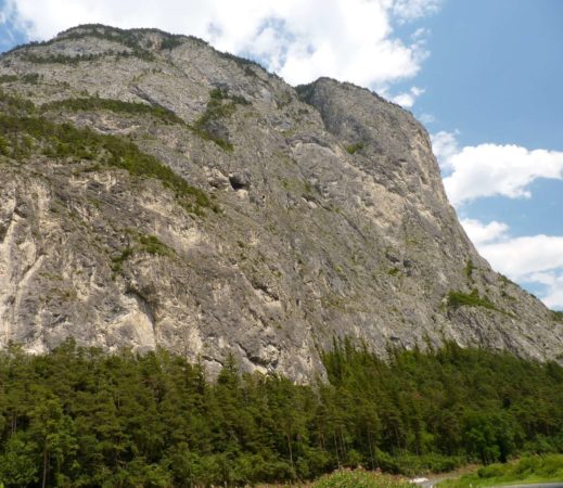 Die Martinswand mit der Grotte am Kaiser Max Klettersteig