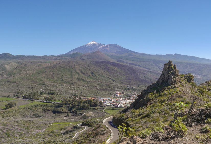Das Teno Gebirge mit dem Teide im Hintergrund
