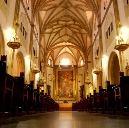Innenraum der Kirche San Jeronimo el Real in Madrid mit großem Bild am Ende des Hauptgangs