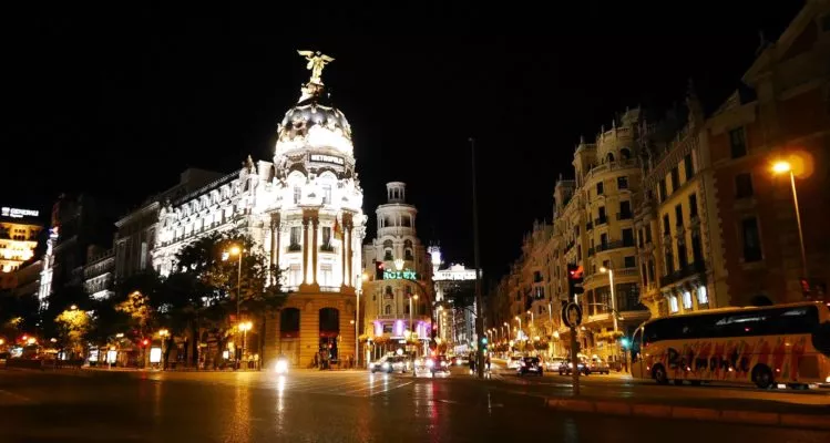 Calle de Alcala in Madrid bei Nacht mit Haus Metropolis und vielen Lichtern