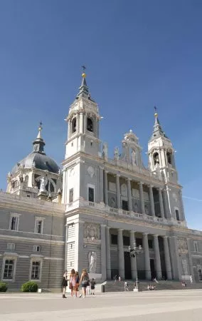 Weiße Kathedrale Almudena in Madrid mit zwei Türmen