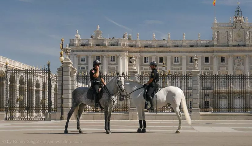 Polizisten auf Pferden in Madrid