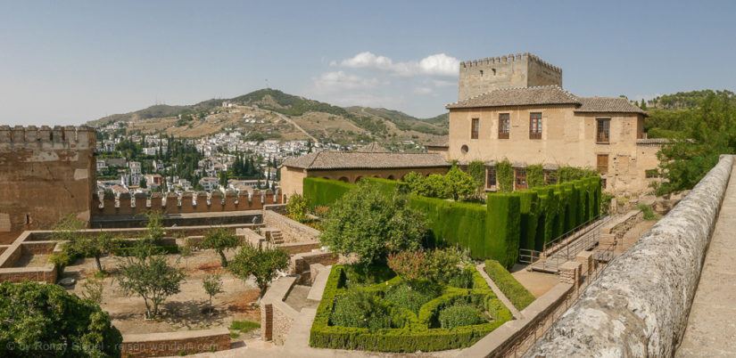 Blick auf die Nasridenpaläste der Alhambra