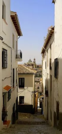 Gasse im alten maurischen Viertel mit Blick auf die Kathedrale von Granada
