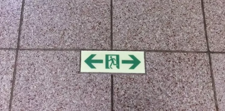 Ausgangs-Hinweisschild auf dem Boden in der U-Bahn in Tokio