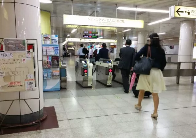 Check-In und Check-Out Bereich in der U-Bahn in Tokio