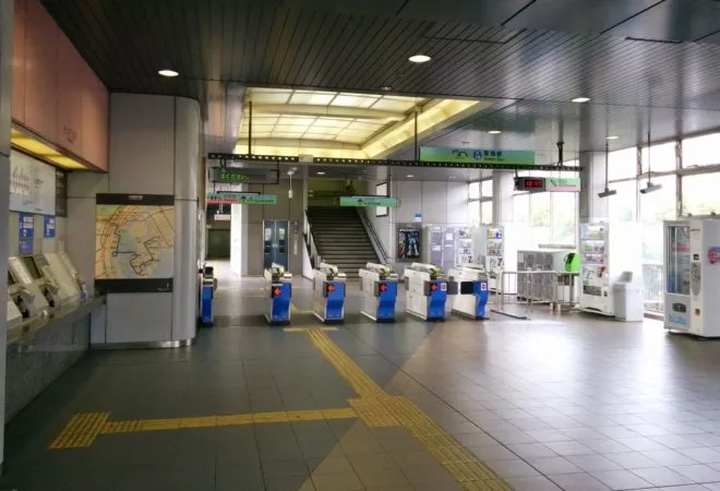 Check-In Bereich der Hochbahn in Odaiba in Tokio