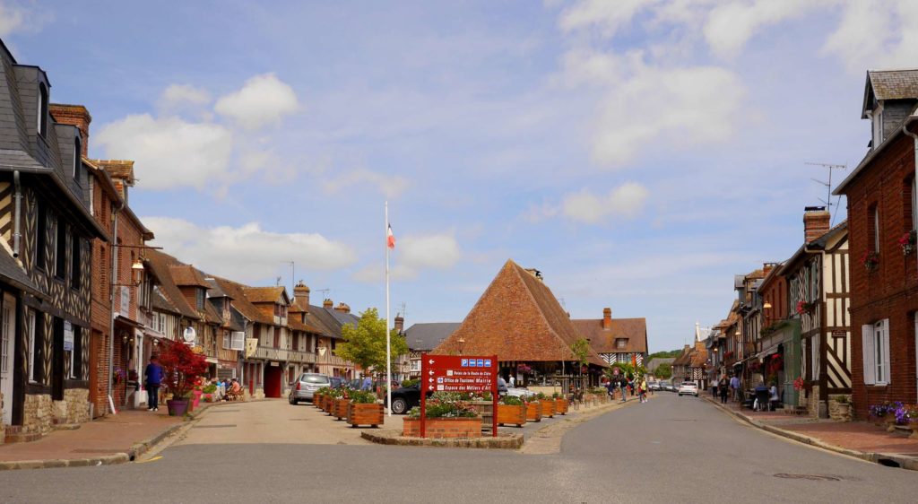 Foto: Panorama vom Platz am Anfang des Dorfs Beuvron-en-Auge in Frankreich