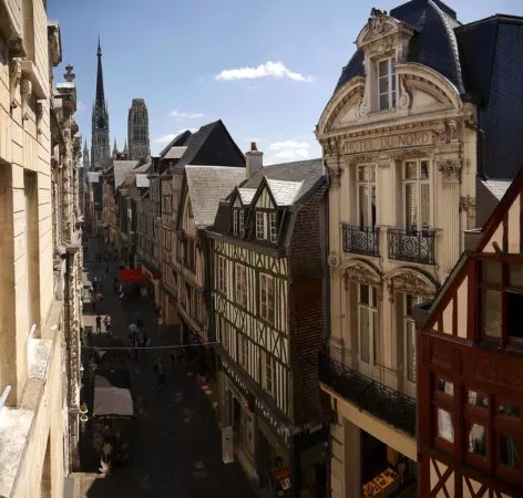Blick vom Uhrenturm Le Gros-Horloge auf die Rue du Gros Horloge und die Kathedrale von Rouen