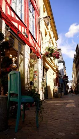 Gasse in Rouen mit kleinen Geschäften