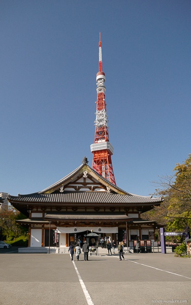Daiden Hondo Haupthalle mit Toyko Tower im Zōjō-ji Tempel