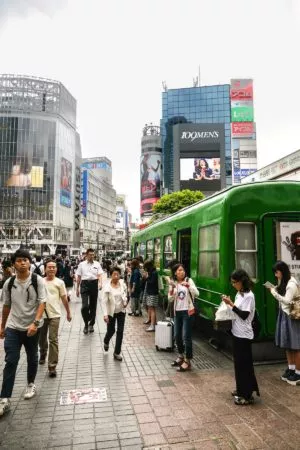 Alter U-Bahn Wagen an der Kreuzung Shibuya 109 in Tokio