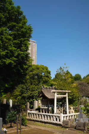 Grab mit Tempel auf dem Aoyama Friedhof in Tokio
