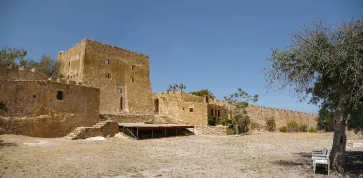 Innenhof der venezianischen Festung mit Turmresten in Sitia