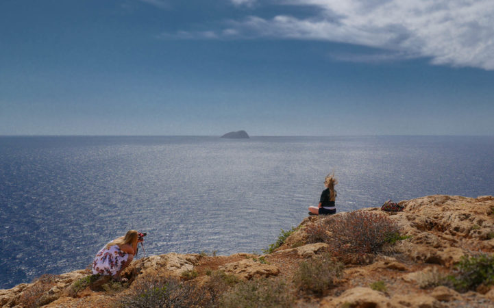 2 Mädchen machen Fotoshotting vor blauem Meer