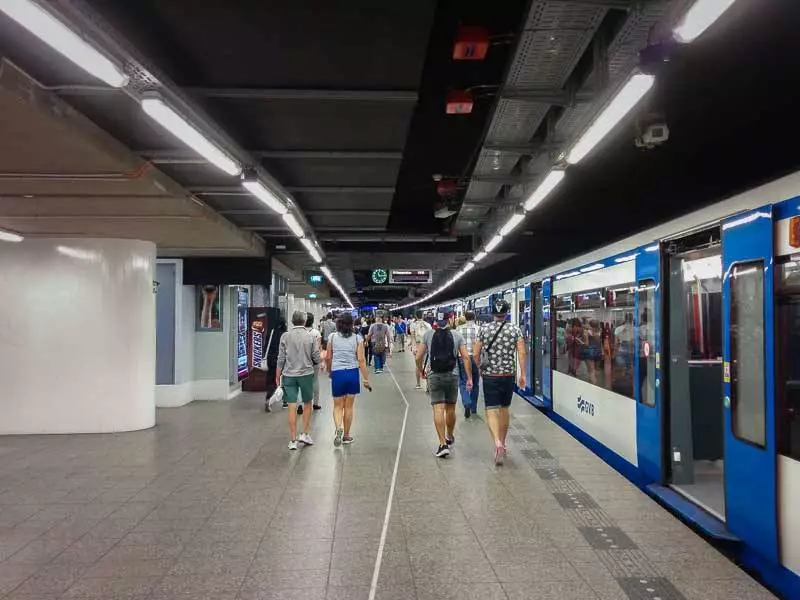 Bahnhof der Metro Amsterdam