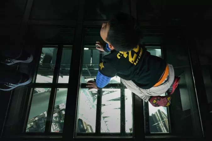 Kind auf Glasfläche im Skytree