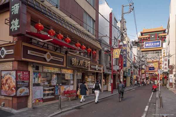 Bild: Straße mit Tor in Yokohama Chinatown
