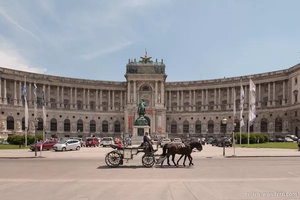 Kutsche vor einem Gebäude der Hofburg in Wien