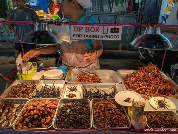 Insekten Essen auf der Khao San Road in Bangkok