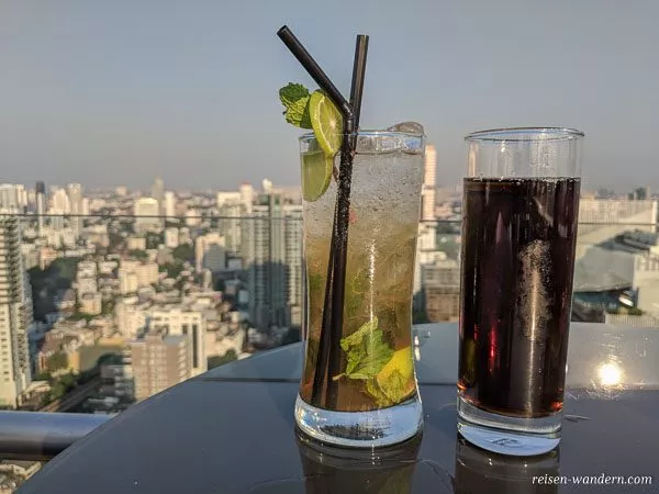Skybar mit Cocktails in Bangkok