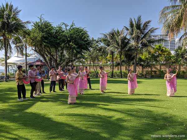 Traditioneller Tanz zu Songkran in Thailand