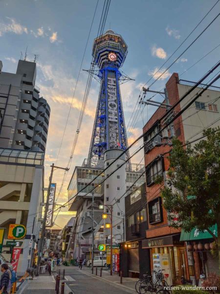 Tsūtenkaku Osaka Tower blau leuchtend