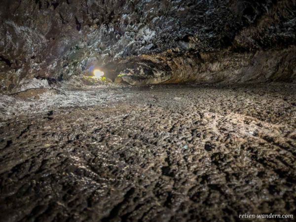 Erkaltete Lava in der Vulkanhöhle São Vicente Caves