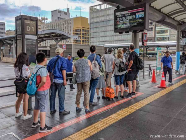 Busbahnhof in Kyoto mit Warteschlange