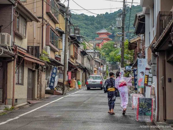 Straßenszene in Kyoto am Tag mit Geisha