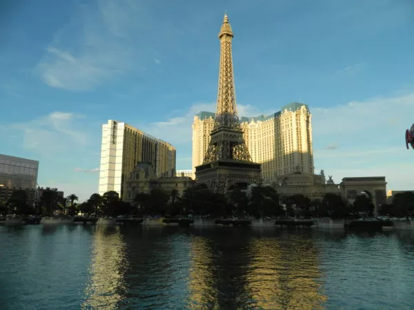 Die Nachbildung des Eiffelturm ragt vor dem Paris Las Vegas in den Himmel.
