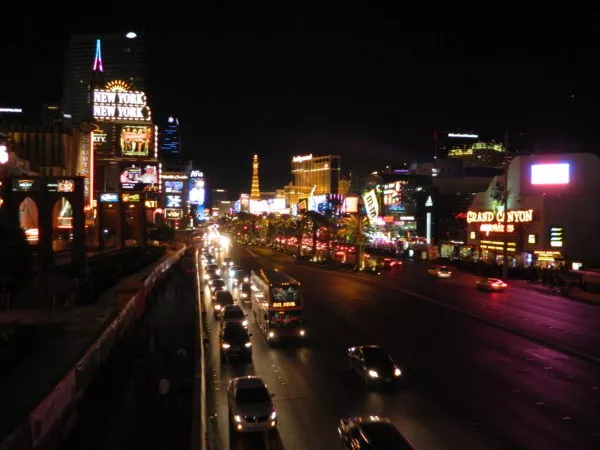 Der Las Vegas Strip ist in bunten Lichtern erhellt