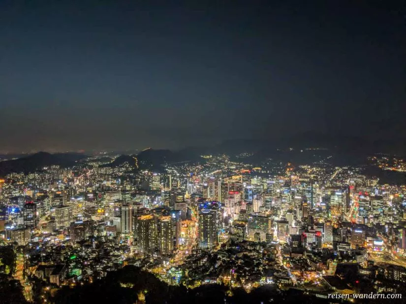 Blick auf Seoul am Abend vom N-Seoul Tower