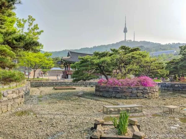 Blick auf den N-Seoul Tower von Namsangol Hanok Village