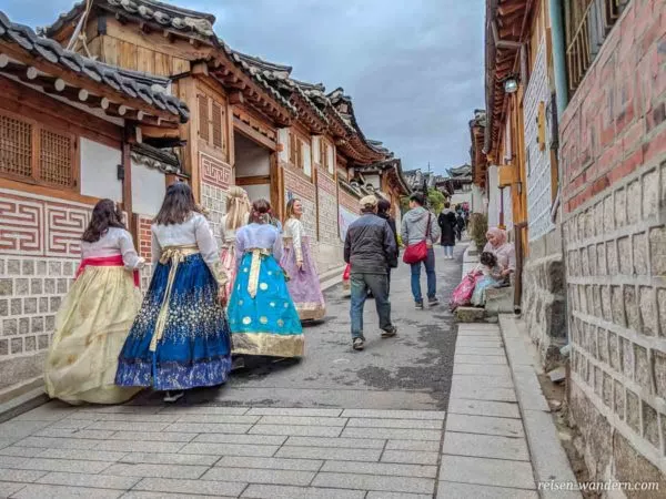 Frauen in koreanischer Tracht im Bukchon Hanok Village