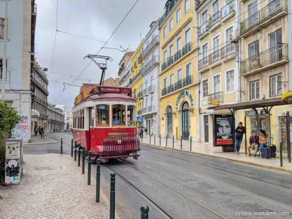 Alte rote Straßenbahn in Lissabon