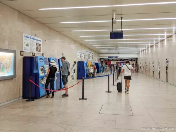 Fahrkartenautomaten in der Metro am Flughafen von Lissabon