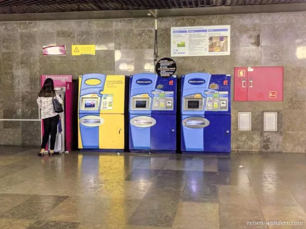 Fahrkartenautomaten in der U-Bahn in Lissabon