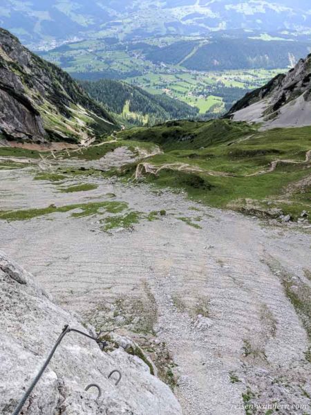 Stahlseil am Sinabell Klettersteig mit Blick ins Tal