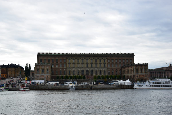 Der Königspalast in Stockholm von der gegenüberliegenden Uferseite