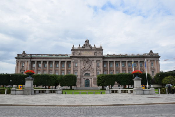 Das Parlamentsgebäude Stockholms aus Frontalansicht