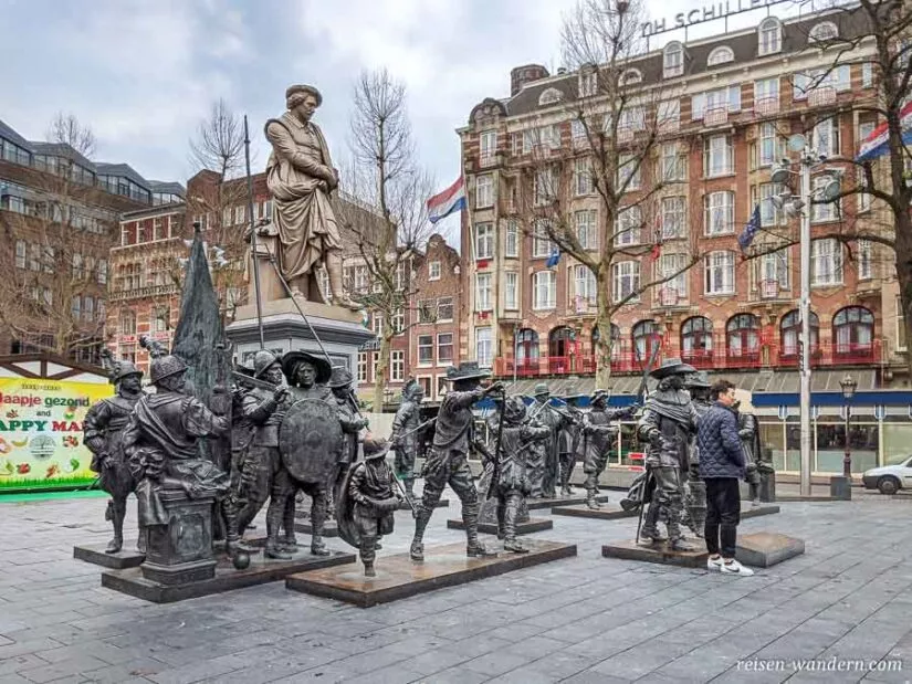 Platz Rembrandtplein mit Statuen in Amsterdam
