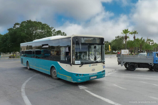 Bus vor dem Busbahnhof in Valletta