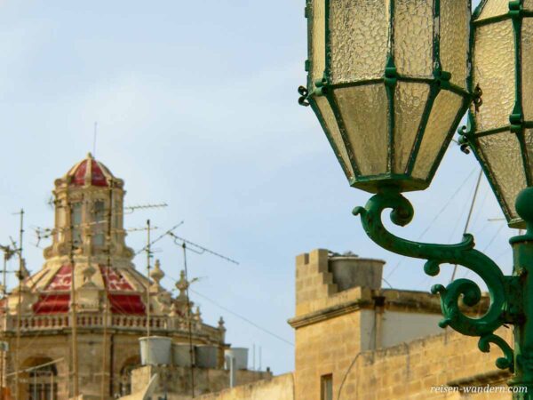 Straßenlampe und Kirchendach in Valletta