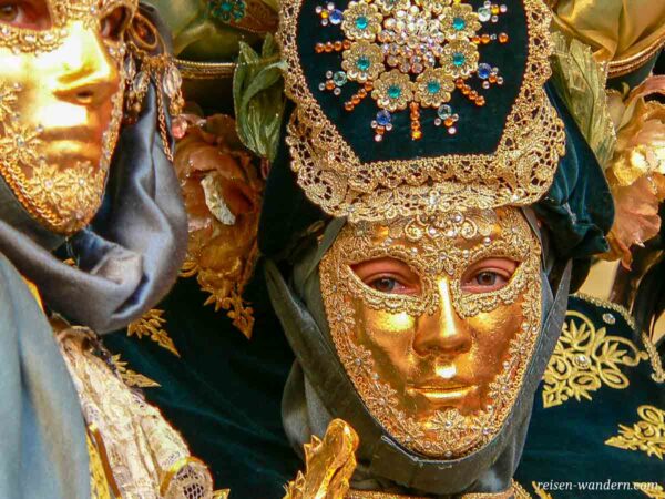 Masken beim Karneval in Valletta