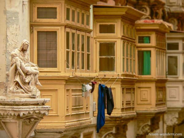 Balkone mit Statue in Valletta