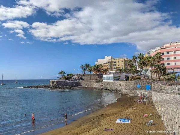 Strandabschnitt im Ort Arguineguin auf Gran Canaria