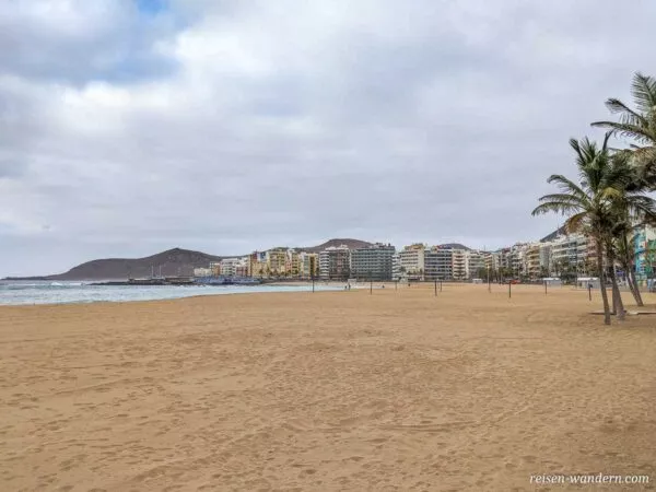 Leerer Strandabschnitt beim Playa de las Canteras in Las Palmas